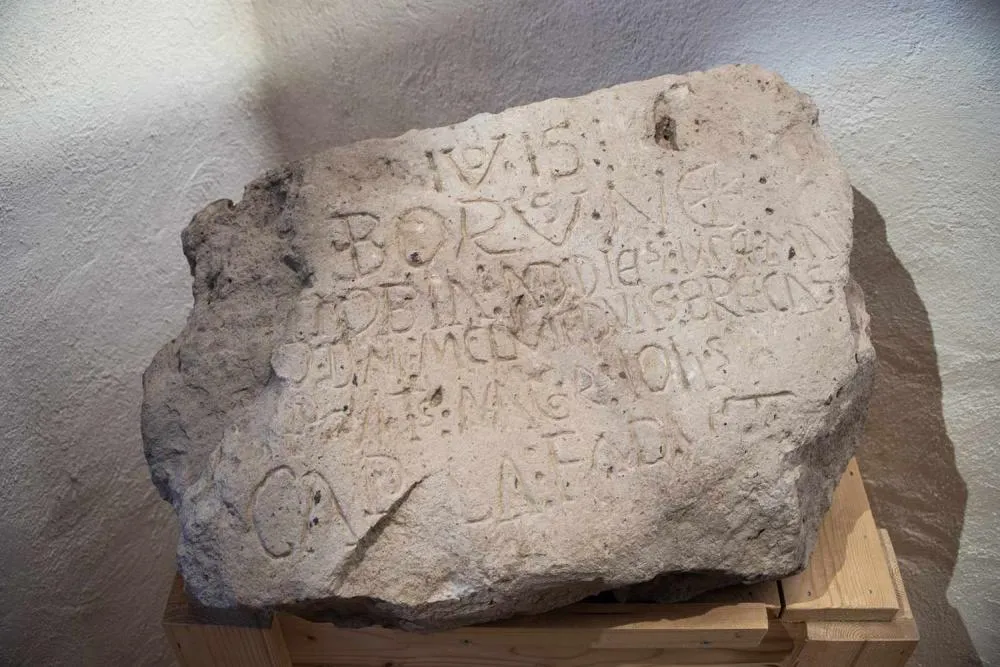 roccia con epigrafe