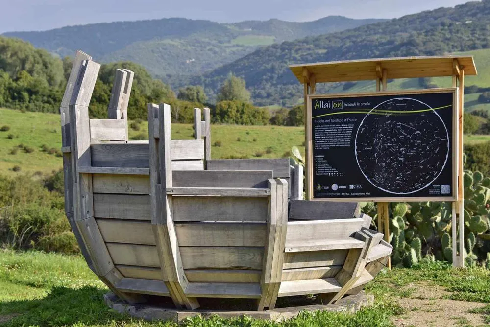 panca in legno per osservazione cielo